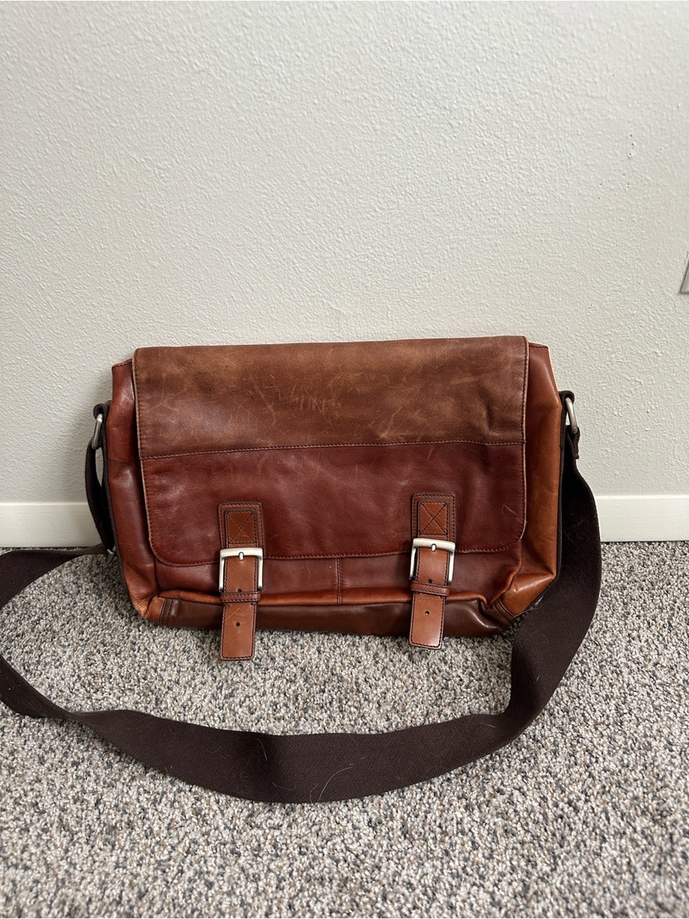 Fossil Chestnut Brown Leather Messenger Bag with Dark Brown Strap